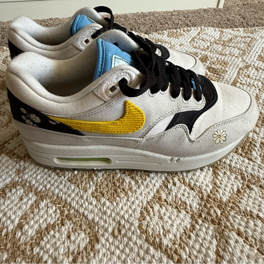 Nike Air Max Daisies with Yellow and Black Details